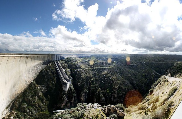 Плотина Альмендра, Испания<br />
Эта плотина построена неподалеку от одноименной деревушки. Озеро, которое она сформировала, покрывает площадь почти в 900 квадратных километров. Высота плотины 200 метров.