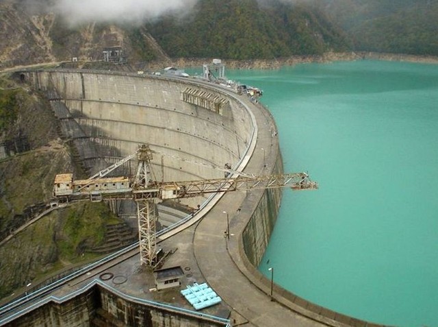 Плотина Ингури<br />
Расположена в Грузии на реке Ингури. Несмотря на то, что строительство этой ГЭС началось в 60-е годы прошлого века, ее ввели в эксплуатацию всего лишь 15 лет назад. Высота – 270 метров.