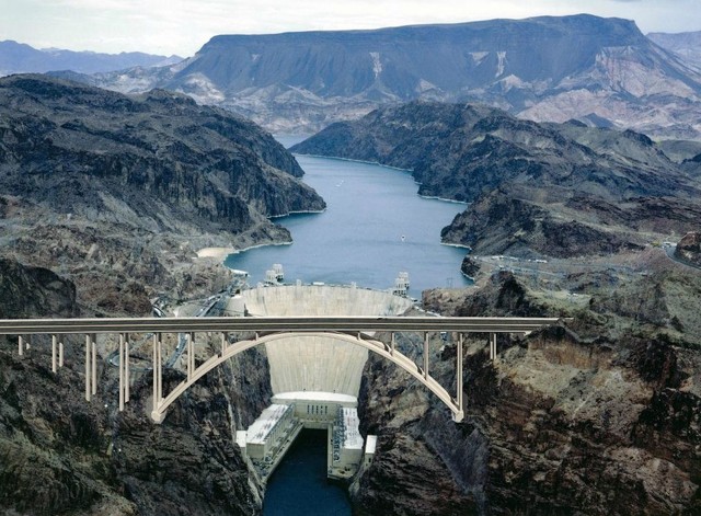 Дамба Гувера, США<br />
Это гидроэлектростанция, расположенная в Чёрном каньоне, на границе штатов Аризона и Невада, в 48 км к юго-востоку от Лас-Вегаса. Названа в честь Герберта Гувера, 31-го президента США, сыгравшего немалую роль в ее строительстве.
