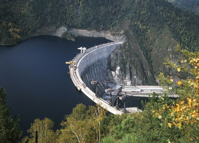 Саяно-Шушенская плотина, Россия<br />
Плотина Саяно-Шушенской ГЭС, расположенной на реке Енисей. Эта самая крупная ГЭС в России и седьмая в мире. Высота плотины – 245 м.