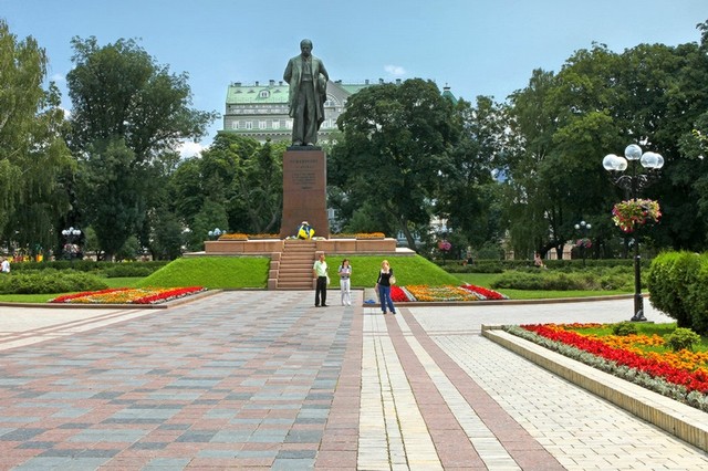 Памятник Николаю I был заменен на памятник Тарасу Шевченко. Также сильно изменилась территория вокруг памятника.
