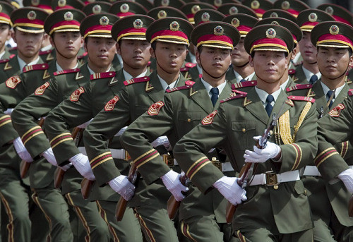 Народно-освободительная армия Китая<br />
Народно-освободительная армия — официальное название вооружённых сил КНР, крупнейших по численности в мире (2, 4 млн. человек на действительной службе). Законодательство предусматривает воинскую повинность для мужчин с 18 лет; добровольцы принимаются до 49 лет. Предельный возраст для военнослужащего армейского резерва — 50 лет. В военное время (без учёта ограничений по материальному обеспечению) может быть мобилизовано  400  млн. человек.<br />
