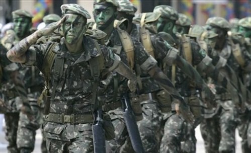 Сухопутная армия Бразильских вооруженных сил<br />
Сухопутные войска —   самая влиятельная часть вооруженных сил Бразилии. Задействованный  персонал – 371,199 тысяч человек, активный запас – 1,340,000 человек. Из-за отсутствия как внешней, так и внутренней угрозы, расходы на оборону в Бразилии очень небольшие, около 1,1 % ВВП. Бразильские вооружённые силы  являются наибольшими в Латинской Америке. Имеется огромное количество возможностей для отсрочки, фактически призыв добровольный. <br />
