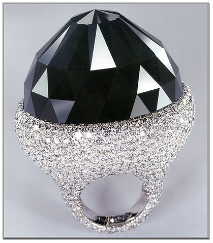 1.	Spirit of de Grisogono<br />
Крупнейший в мире черный ограненный алмаз и пятый по величине бриллиант.  Его масса 312,24 карат. Камень вставлен в огромное кольцо и украшен 702 мелкими бриллиантами массой 36.69 карат. Бриллиант назван в честь известного швейцарского ювелира – коллекционера черных бриллиантов.  Сам камень размещен на кольце из белого золота.  Spirit of de Grisogono был продан знаменитым швейцарским ювелиром Францем Грюоши клиенту, который предпочел не разглашать о себе сведений.  Это,  бесспорно, один из самых дорогостоящих цветных алмазов в мире.<br />
