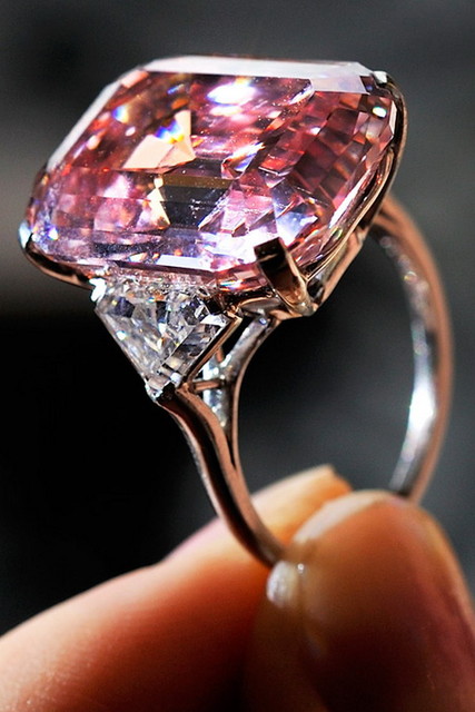 4.	Graff Pink<br />
Розовый бриллиант был продан за  46 млн. долл. в 2010 году. Его купил знаменитый Лоренс Графф – ювелир королевы Елизаветы II. Камень имеет классическую огранку с закругленными углами, его вес — 24,78 карата. Первым известным владельцем алмаза был ювелир Гарри Уинстон. До 2010 года камень находился в частной коллекции, а потом был выставлен на аукцион Sotheby’s, где его и купил Лоренс Графф.<br />
