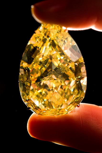 8. Sun-Drop Diamond<br />
Самый крупный из известных желтых бриллиантов под названием "Капля солнца" (Sun-Drop Diamond) был продан 15 ноября 2011 года  на женевских торгах ювелирными украшениями Sotheby's за 12,3 миллиона долларов. По данным The Huffington Post, непосредственная стоимость бриллианта весом 110,03 карата составила 10,9 миллиона долларов. Оставшаяся часть суммы – 2,4 миллиона – это комиссия, которую покупателю пришлось заплатить Sotheby's. В пресс-релизе Sotheby's сообщается, что "Sun-Drop Diamond" установил рекорд аукционной цены на один карат. Дэвид Беннетт, глава ювелирного отдела Sotheby's в Европе и Ближнем Востоке, уточнил, что за всю историю аукциона только семь бриллиантов стоили дороже.<br />
