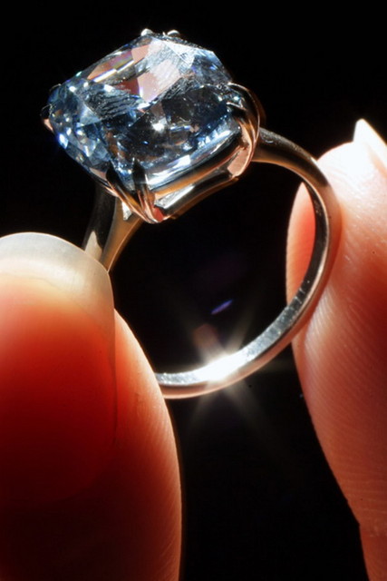 9. Flawless Blue <br />
За  этот  алмаз  на аукционе  Sotheby's в Женеве 2009 разгорелась настоящая борьба. Победитель торгов (он участвовал в аукционе по телефону) боролся  за этот алмаз более пятнадцати минут и отдал за него 9,5 млн. долларов. Цена продажи установила два рекорда – во-первых, это была самая высокая цена, получаемая за голубой бриллиант на аукционе, а во-вторых, это был самый дорогостоящий  алмаз по  количеству  каратов, который когда-либо был продан на аукционе.<br />
