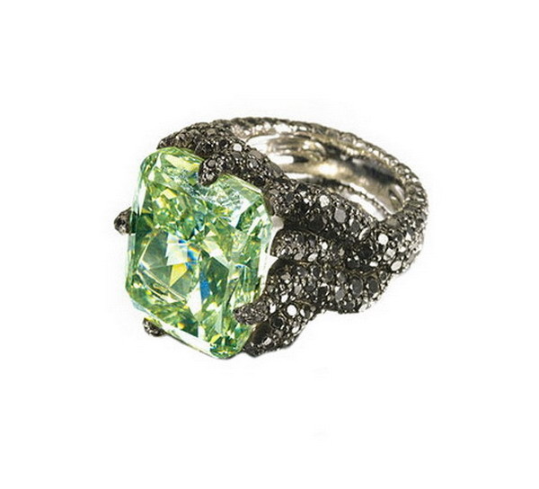 10.	Green Diamond De Grisogono<br />
Это алмаз редчайшего зеленого цвета естественного происхождения. В 1998 году Фаваз Груози приобрел зеленый алмаз в 100 карат и огранил его в зеленый бриллиант до 25,06 карат в форме подушки. De Grisogono Green Diamond украшает перстень из белого золота с 382 черными бриллиантами общим весом 7 карат стоимостью 7, 3 млн. долларов.<br />
