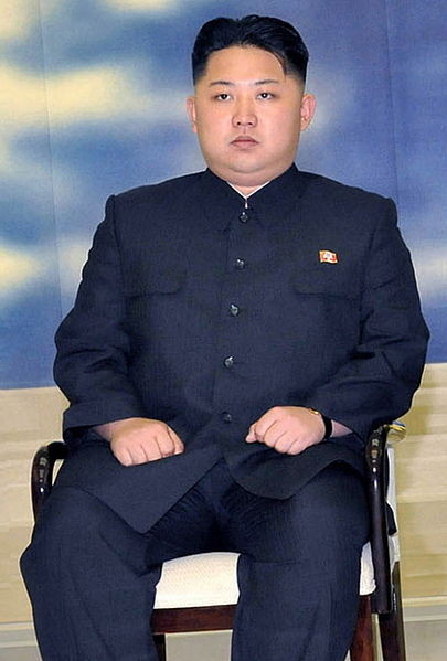 Ким Чен Ын<br />
Ким Чен Ын — северокорейский политический, государственный, военный и партийный деятель. Высший руководитель, лидер партии, армии и народа КНДР, Верховный Главнокомандующий Корейской народной армии. Сын Ким Чен Ира, который официально был объявлен 