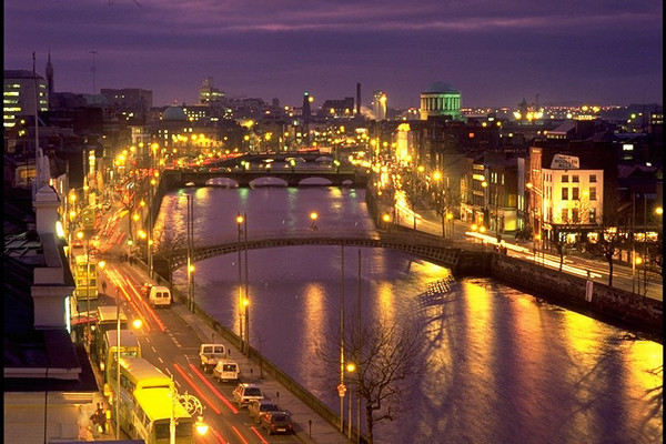 9.Дублин<br />
Дублин— город-графство в Ирландии, столица страны. Дублин славится бурной ночной жизнью и развлечениями, которые притягивают искателей веселья со всего мира, как магнит. Ночная жизнь в городе очень динамичная и яркая. Дублин – один из самых молодых городов в Европе: около 50% населения моложе 25 лет. Этот город погружен в музыку, с непринужденной атмосферой и дружелюбными людьми. Дублин предлагает фантастический выбор ночных заведений: бары, ночные клубы, кафе, рестораны с живой музыкой.<br />
