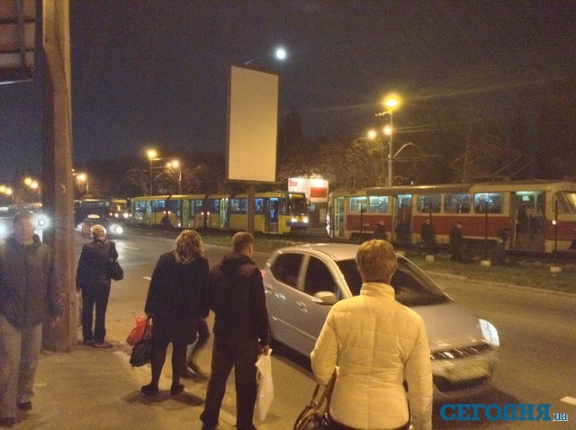 Из-за пьяных пассажиров киевляне не могли попасть на Борщаговку. Фото: Степан Малицкий, "Сегодня"