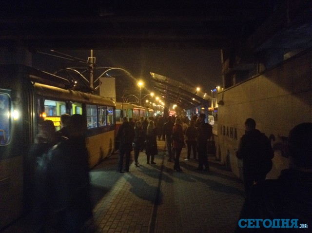 Из-за пьяных пассажиров киевляне не могли попасть на Борщаговку. Фото: Степан Малицкий, "Сегодня"