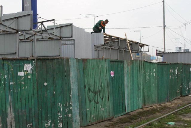 На Выдубичах строят новые "красивые" ларьки. Фото: Николай Даневич