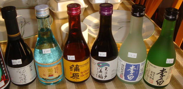 8.Рисовое вино-саке.<br />
Саке— один из традиционных японских алкогольных напитков, получаемый путем сбраживания, приготовленного на основе риса и пропаренного рисового солода. В лучших сортах саке встречается вкус вызревшего сыра, соевого соуса и свежих грибов. Цвет от прозрачного до зеленовато-лимонного и желтовато-янтарного.<br />
