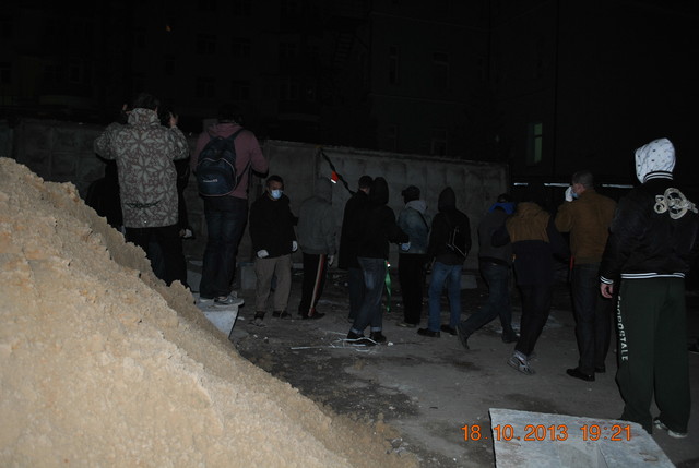 Активисты снесли забор вокруг незаконной стройки на Жилянской, автор фото Валентин Вдовиченко