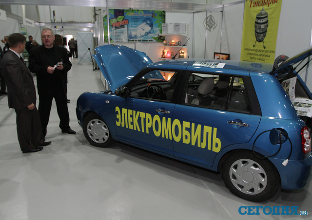 Электромобиль (не электро-бензиновый гибрид) стоимостью около $17 тысяч показали на выставке харьковчане. 