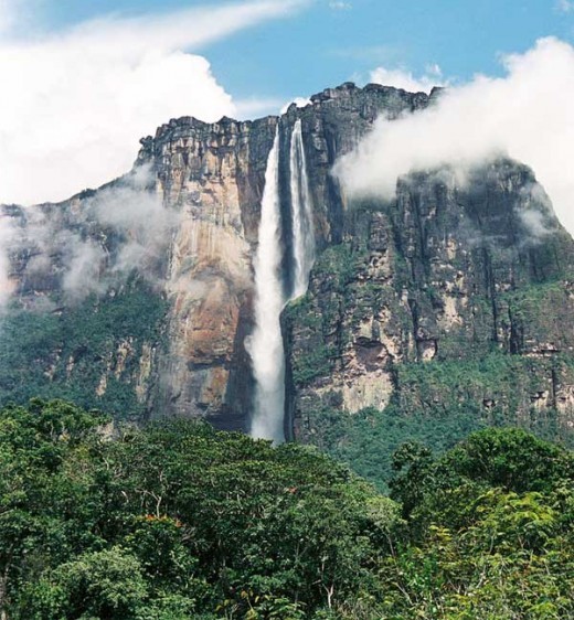 2. Гора Рорайма<br />
Рора́йма – гора в  Южной Америке. Расположена на стыке Бразилии (штат Рорайма), Венесуэлы (Национальный парк Канаима) и Гайаны (высочайшая точка страны). Рорайма – главный природный аттракцион Венесуэлы. Это 2700-метровый горный массив, так называемая гора-тепуя, у которой нет верхушки, из-за чего издалека она похожа на громадный пень или каменный параллелепипед. Вершина Рораймы — плато площадью около 34 км². В районе Рораймы берут начало реки бассейнов Ориноко, Амазонки и Эссекибо. Над Рораймой постоянно висит большое облако.