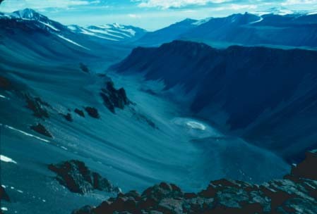 4. Сухие долины Мак-Мёрдо. <br />
Сухие долины Мак-Мёрдо  — территория трёх долин-оазисов (Виктории, Райта, Тейлора) Земли Виктории в Антарктиде к западу от пролива Мак-Мёрдо. Это самая большая (около 8 тыс.км²) непокрытая льдом область в Антарктиде. Долины практически свободны ото льда и снега на протяжении около 8 млн лет, что делает удобным геологические и иные исследования. Согласно Договору об Антарктиде, сухие долины Мак-Мёрдо отнесены к особо охраняемым территориям. Сухие долины — самое сухое место на Земле. Некоторые районы Сухих долин не видели дождя или снега вот уже два миллиона лет.<br />
