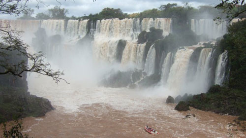 9. Гуайра<br />
Гуайра — бывший каскад водопадов на реке Парана на границе между Бразилией и Парагваем. Каскад был затоплен в 1982 году водохранилищем образованном плотиной ГЭС Итайпу. Водохранилище было затоплено за 2 недели. Для улучшения навигации скалы были взорваны. Национальный парк гуайра был ликвидирован. Опубликованные цифры расхода воды варьируются, начиная от 13 тыс. м³/с  до 50 тыс. м³/с, расход Гуайры был одним из самых крупных из существовавших тогда водопадов на Земле. Огромная масса воды низвергалась в глубину со скал высотой более 30 метров. Воздушные вихри в каньоне захватывали мелкие капельки и вздымали их вверх, образуя столб водяной пыли, Перед своим крахом водопад Гуайра жестоко отомстил:  один из подвесных мостов оборвался и 82 туриста (туристов много приезжало попрощаться с водопадом) упали в бурлящее ущелье и погибли.<br />
