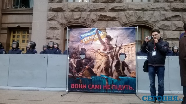 Оппозиция предлагает сфотографироваться в образе революционера. Фото: Алиса Ревнова