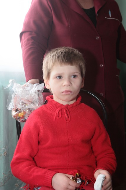 Надюша порадуется новым игрушкам<br /><br />
Надечка — самая юная воспитанница интерната. Малышке всего 6 лет. Ее редко балуют подарками. Так что любая кукла, плюшевый мишка или пирамидка осчастливят малышку. | Фото: Юрий Кузнецов