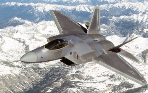 1.F-22<br />
F-22 — многоцелевой истребитель пятого поколения, разработанный компаниями Lockheed Martin, Boeing и General Dynamics для замены F-15 Eagle. F-22 на сегодняшний день является единственным находящимся на вооружении истребителем пятого поколения и самым дорогим истребителем в мире. По состоянию на июль 2010 года F-22 состоял на вооружении частей ВВС США. По данным Главного контрольного управления (GAO) США, на конец 2010 года полная цена одного самолёта F-22 (с учетом стоимости программы разработки) достигла 411,7 млн. долларов. В основу проектирования самолёта положен принцип обеспечения повышенной выживаемости за счёт реализации принципа 