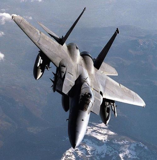 8.McDonnell Douglas F-15 Eagle<br />
McDonnell Douglas F-15 Eagle – американский всепогодный тактический истребитель четвёртого поколения. Самолеты F-15 применялись на Ближнем Востоке, в Персидском заливе и Югославии. Истребитель F-15 Eagle останется в ВВС США до 2025 года. Самолёт имеет автономные системы питания двигателей с собственными расходными баками и системой кольцевания.<br />
