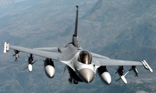 9.F-16<br />
F-16- американский многофункциональный лёгкий истребитель четвёртого поколения, разработанный компанией General Dynamics. F-16, благодаря своей универсальности и относительно невысокой стоимости, является самым массовым истребителем четвёртого поколения (на февраль 2012 года построено свыше 4500 самолётов) и пользуется успехом на международном рынке вооружений, состоя на вооружении 25 стран. Модернизированный F-16 будет производиться на экспорт как минимум до середины 2017 года. Истребитель F-16 появляется в фильме "Железный Орел" 1 и 2 части, а также в фильмах "Тактическое Нападение" и  "Астероид".