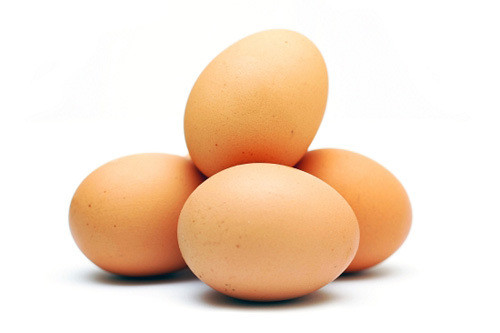 6. Вареные яйца<br />
Ученые из университета штата Коннектикут доказали, что люди теряют вес на 65% быстрее, если завтракают вареным яйцом.  Яйца снижают чувство голода и уменьшают потребление калорий при других приемах пищи. Такой завтрак поддерживает энергию в организме человека в течение всего дня. В одном яйце всего лишь 70 килокалорий, соответственно в двух-140. Это оптимальное количество калорий для завтрака, и съев утром яйца, человек насыщается белками, углеводами, витаминами и микроэлементами.<br />
