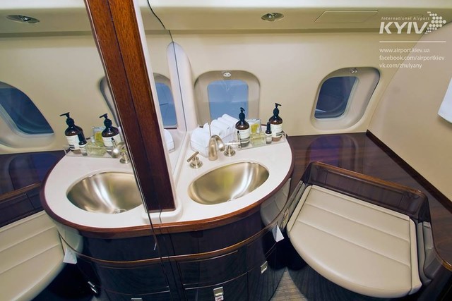 Самолет бизнесс-класа оборудован по последему слову техники. Фото: Аэропорт "Киев"