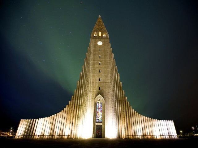 Хатльгримскиркья (1986), Рейкьявик, Исландия.<br />
Эта церковь возвышается на 74 метра, что делает ее самым высоким зданием в Исландии. Ее дизайн напоминает текущую лаву вулкана. Церковь стала одной из главных достопримечательностей Исландии. Церковный орган составляет 13 м в высоту и весит более 25 тонн.