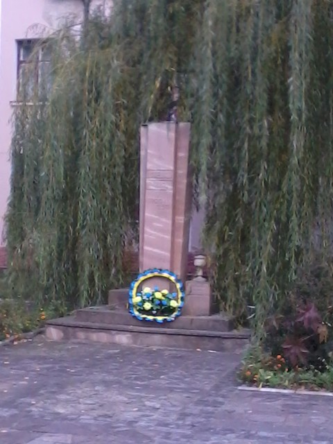Вандалы разрушили памятник Бандере. Фото: tv4.te.ua