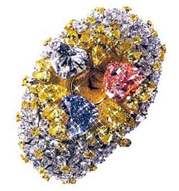 1.Chopard 201 – 25 миллионов долларов<br />
Часы Chopard  были созданы в единичном экземпляре. Они больше похожи на ювелирное украшение, чем на часы.  Часы усыпаны множеством ярких драгоценных камней. Самый большой редкий бриллиант розового цвета весит 15 карат, голубой бриллиант – 12 карат. Третий белый бриллиант  весит 11 карат. Роскошный браслет из белого золота усыпан крупными белыми и желтыми бриллиантами, общий вес которых достигает  – 200 карат. Все бриллианты составляют драгоценные цветы, где белые бриллианты — это лепестки, а сердцевина и стебли – редкие желтые бриллианты.<br />
