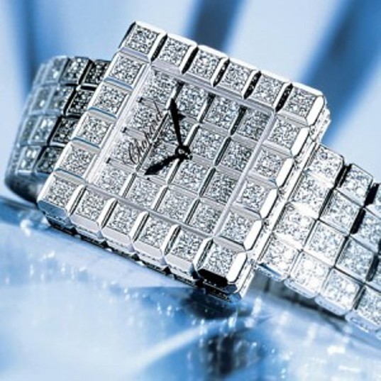 6.The Chopard Super Ice Cube – 1,1 миллион долларов<br />
Общий вес бриллиантов, которыми украшены часы, составляет 66 карат. Форма часов напоминает кубик льда, отчего они и получили свое название.<br />
