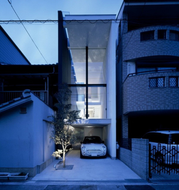 8. Осака, Япония<br />
Это один из самых модных узких домов в мире. Дом всего 9 футов в ширину, но большое количество стекла зрительно его увеличивает.<br />
