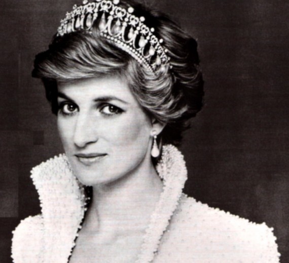 Принцесса Диана<br />
Принцесса Диана (1 июля 1961— 31 августа 1997) с 1981 и по 1996 первая жена принца Уэльского Чарльза, наследника британского престола. Широко известна как принцесса Диана, леди Диана или леди Ди. По данным опроса, проведённого в 2002 году компанией Би-би-си, Диана заняла третье место в списке ста величайших британцев в истории. 31 августа 1997 года Диана погибла в Париже в автомобильной катастрофе вместе с Доди аль-Файедом и водителем Анри Полем. Аль-Файед и Поль погибли мгновенно, Диана, доставленная с места происшествия (в туннеле перед мостом Альма на набережной Сены) в больницу Сальпетриер, скончалась через два часа. Причина аварии не вполне ясна, существует ряд версий (алкогольное опьянение водителя, необходимость уходить на скорости от преследований папарацци, а также различные теории заговора). Единственный выживший пассажир автомобиля 