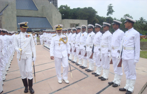 Военно-морские силы Индии<br />
Включают в себя военно-морской флот, военно-морскую авиацию, части и подразделения специального назначения. В Индии до 2017 года планируется существенно обновить корабельный состав и почти в полтора раза увеличить количество кораблей основных классов. На втором этапе, который рассчитан до 2022 года, численность корабельного состава индийского флота должна быть доведена до 160 единиц. Численность персонала составляет сейчас 68 000 тысяч человек. На 2013 год ВМС Индии включает 155 военных кораблей, таким образом, Индия уверенно может перевыполнить план реформирования.<br />
