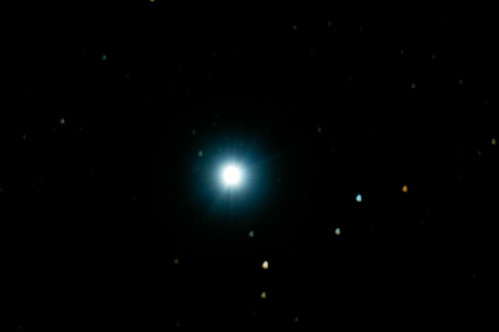 1 Сириус. <br />
Сириус — ярчайшая звезда ночного неба. Сириус можно наблюдать из любого региона Земли, за исключением самых северных её территорий. Сириус удалён на 8,6 св. лет от Солнечной системы и является одной из ближайших к нам звёзд. Возраст Сириуса составляет, по современным исследованиям, примерно 230 млн лет (оценки варьируют от 200 до 300 млн лет). Сириус — двойная звезда, которая состоит из звезды спектрального класса A1 (Сириус A) и белого карлика (Сириус B), вращающихся вокруг центра масс с периодом примерно 50 лет.<br />
