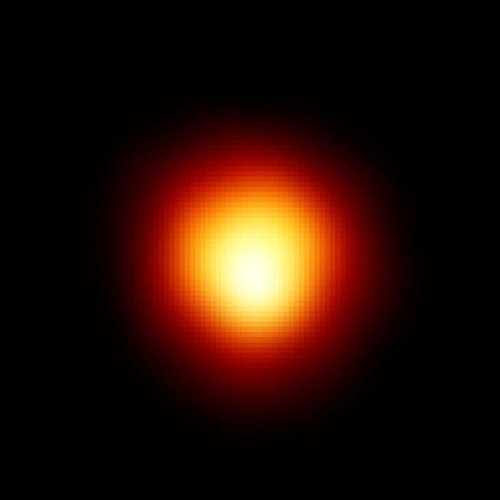 8. Бетельгейзе<br />
Бетельгейзе — яркая звезда в созвездии Ориона. Красный сверхгигант, полуправильная переменная звезда. Минимальная светимость Бетельгейзе больше светимости Солнца в 80 тысяч раз, а максимальная — в 105 тысяч раз. Расстояние до звезды составляет, по разным оценкам, от 495 до 640 световых лет. Это одна из крупнейших среди известных астрономам звёзд: если её поместить на место Солнца, то при минимальном размере она заполнила бы орбиту Марса, а при максимальном — достигала бы орбиты Юпитера. Вокруг звезды существует газовая туманность, которую долго не удавалось увидеть из-за того, что её затмевает свет звезды<br />
