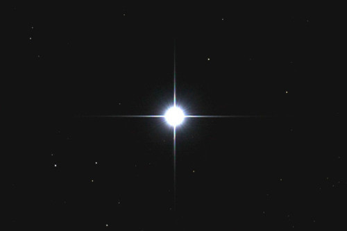 9.Ахернар<br />
Ахернар — ярчайшая звезда в созвездии Эридана и девятая по яркости на всём ночном небе. Расположена в южной оконечности созвездия. Ахернар — яркая голубая звезда с массой от шести до восьми солнечных. Звезда главной последовательности, она в тысячи раз ярче Солнца. Расстояние от звезды до Солнечной системы — примерно 144 световых года. Ахернар — наименее сферическая звезда из ярчайших звёзд неба. Звезда вращается настолько быстро, что её сплющивает, и её экваториальный диаметр более чем на 50 % превышает её полярный диаметр.<br />
