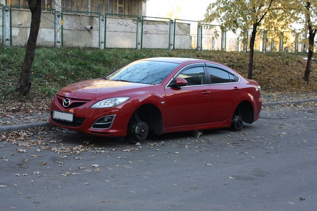 В Киеве дорогая иномарка осталась без колес. Фото: Facebook-сообщество "Оболонь"