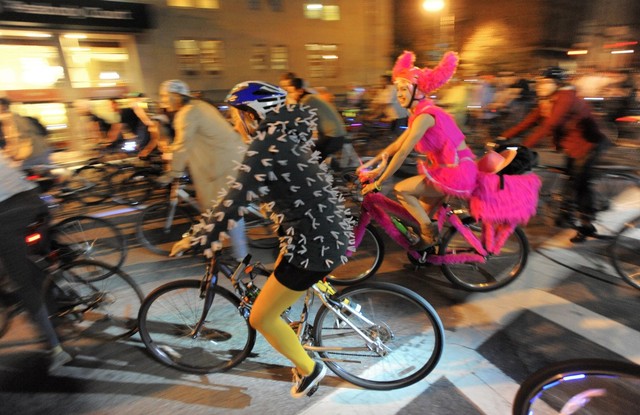 Велосипедисты готовят "страшные" костюмы. Фото: Вконтакте