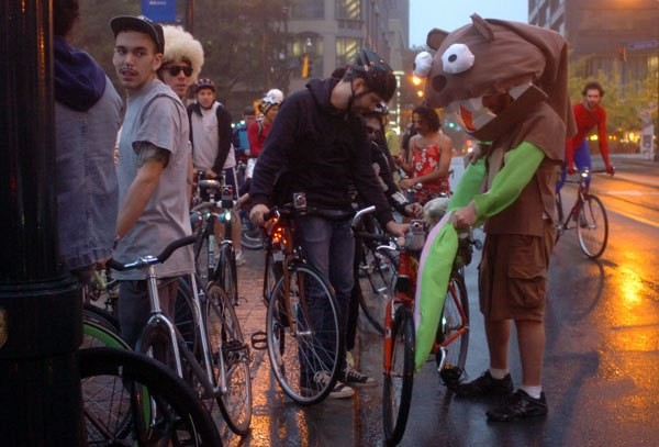 Велосипедисты готовят "страшные" костюмы. Фото: Вконтакте