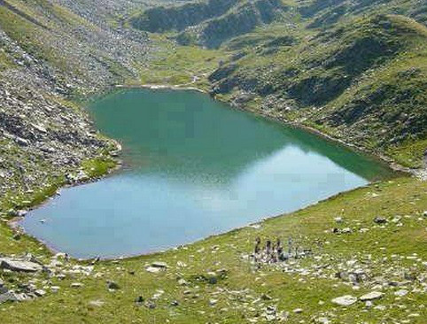 4. Озеро в деревне Шимшел в  Пакистане<br />
Это удивительное озеро имеет форму сердца. Оно стало известно исследователям после открытия дороги к деревне Шимшел, которая появилась в 2005 году. Ранее этот путь приходилось преодолевать пешком через горы. <br />
