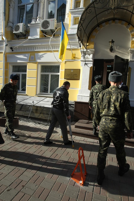Рымарь пришел в суд на костылях | Фото: Александр Яремчук