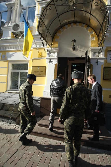 Рымарь пришел в суд на костылях | Фото: Александр Яремчук