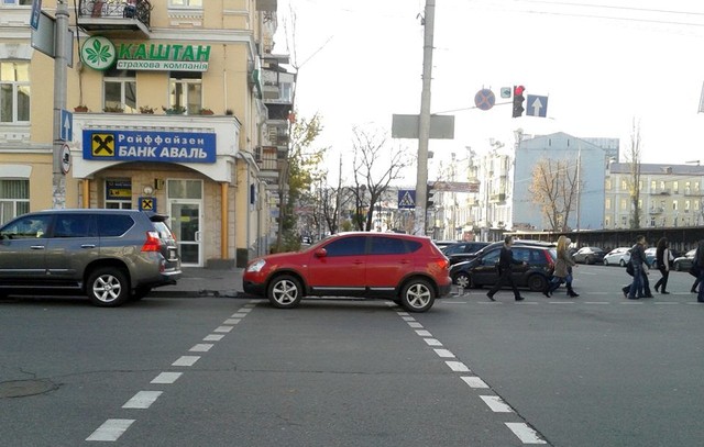 "Ниссан" паркуется на переходе. Фото: Клим Братковский