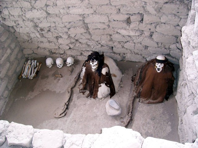 1.Кладбище Чаучилла<br />
Кладбище Чаучилла  находится  в 30 км от города Наска. Это, вероятно, единственное место во всем Перу, где можно будет легко увидеть мумии невероятно древней цивилизации непосредственно в могилах, где они и были изначально найдены. Все мумии хорошо сохранились благодаря крайне засушливому климату, а также невероятной технологии бальзамирования, которую использовали племена Наска. Данный некрополь был обнаружен только в 1920 году, но официально он был признан археологическим памятником и, естественно, взят под охрану только  в 1997 году.<br />
