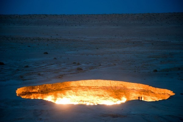 6.  Врата в ад<br />
Этот каракумский кратер в Дарвазе, несколько десятков лет пылающий неистовым огнём, в англоязычном мире называют The Door to Hell — Врата в Ад. Приблизительные параметры: диаметр около 60 метров, глубина около 20 метров. В 1971 году возле деревни Дарваза в Туркменистане советские геологи обнаружили скопление подземного газа. В результате раскопок и бурения разведочной скважины геологи наткнулись на подземную каверну, из-за чего земля провалилась и образовалась большая дыра, наполненная газом. Буровая вышка со всем оборудованием и транспортом провалилась в образовавшуюся дыру, люди при этом инциденте не пострадали.  Во избежание опасной утечки газа было решено сжечь его. Геологи предполагали, что пожар через несколько дней потухнет, но ошиблись. С 1971 года природный газ, выходящий из кратера, непрерывно горит днём и ночью. В некоторых факелах языки пламени достигают 10–15 метров в высоту. И в итоге газ горит уже на протяжении 35 лет, и конца этому костру не видно.<br />
