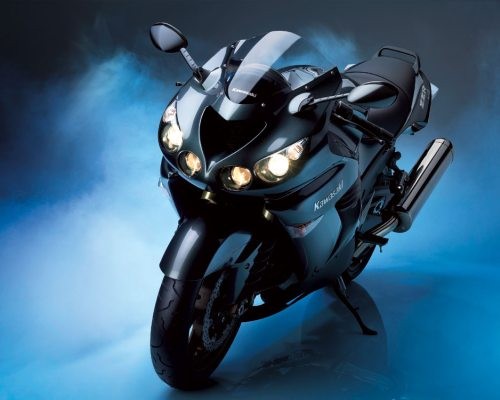 7. Kawasaki Ninja ZZR 1400<br />
Kawasaki ZX-14 Ninja или ZZR1400 – мотоцикл производства японской компании Kawasaki. Он был представлен в 2005 году на Tokyo Motor Show и выпущен в 2006 году в качестве замены для ZX-12R. ZZR1400. Мотоцикл способен ускоряться до 60 миль/час  за 2,5 секунды. Максимальная скорость ограничена электроникой до  299 км/час,  в результате соглашения между крупнейшими японскими и европейскими производителями мотоциклов.<br />
